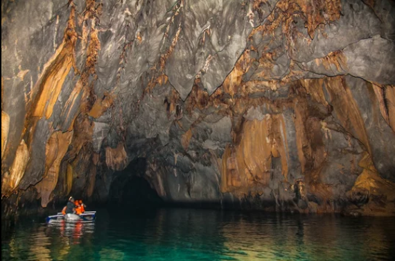 tourist-in-boat-underground-river-in-palawan